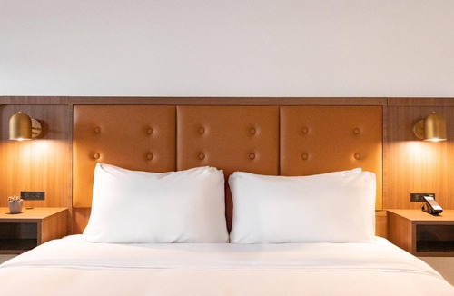 Talbot's Corner Hotel | 4 Modern Deluxe Rooms near Ryman Auditorium | Pool & Free Parking | Pet-Friendly