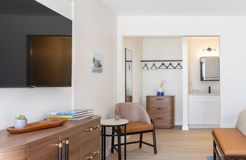 Talbot's Corner Hotel | 4 Modern Deluxe Rooms near Ryman Auditorium | Pool & Free Parking | Pet-Friendly