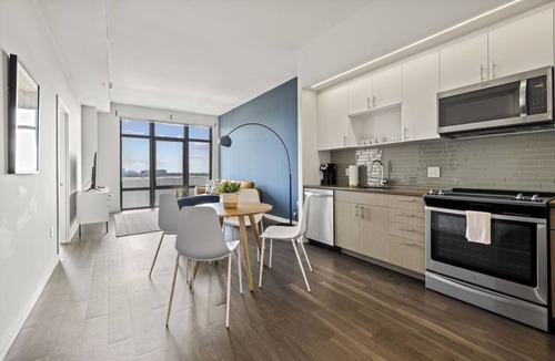 Bluemont Hotel | 4 Units | Modern Stay Rooftop Deck & Spacious Kitchen | Walk to National Mall