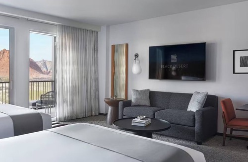 Ivins Hotel | 4 Vibrant Rooms w/Kitchen Ideal for Family Escapes Near Pioneer Park - 6.5 mi