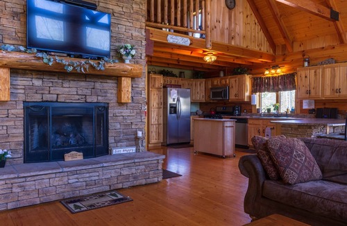 Logan Cabin | 40-Acre Cabin w/Hot Tub & Trails | Hocking Hills