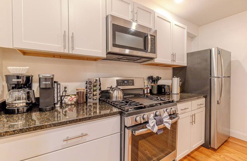 Winter Hill Apartment | 4BDR/2.5BA APT Near Tufts/7 min-Walk to Subway/Free Parking for 2 cars