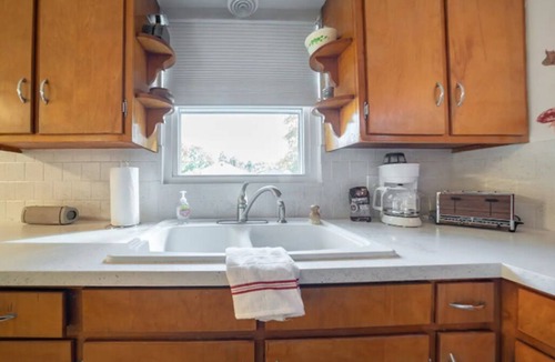 Cuyahoga Falls House | 4BedR Sleeps 12 Central Location & Pet-Friendly