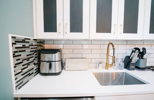 Near Northeast House | 4BR Spacious DC Stay |Private Deck | Free Parking