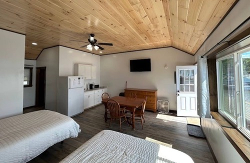 Town of Webb Hostel | 4th Lake Beachside Room @ Eagle Bay Village