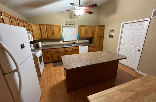 SaddleBrook House | 4th of July special.! Peaceful Forest Retreat. Spacious Cabin Hideaway,