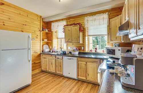 Boonsboro House | 5,000 Sq Ft Antebellum Farmhouse 3 Mi to Antietam!