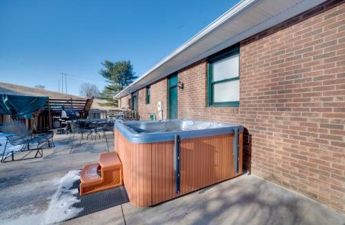 New Plymouth House | 5-Acre Hocking Hills Hideaway! Pet-Friendly Home