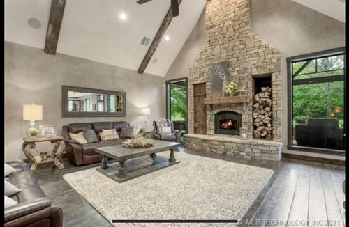 Broken Arrow House | 5-bedroom Rustic Charm Home + Hot Tub + Fire Pit