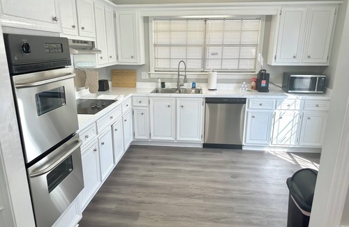 Tougaloo House | 5 beds, 2 car garage, Backyard & Great Location
