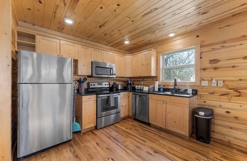 Jasper Cabin | 5 Cabins for Groups - Sleeps 54 + Hot Tubs