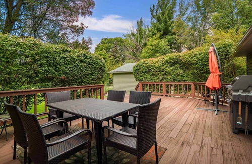 Pepper Pike House | 5 King Beds, Hot Tub, Sleeps 10 - Pet Friendly & Close to Clinic