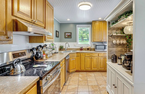 Kansas City House | 5 Mi to Kansas Speedway - ‘Cowtown Cutie KC’