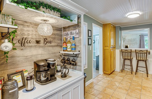 Kansas City House | 5 Mi to Kansas Speedway - ‘Cowtown Cutie KC’