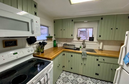 Newbury House | 5 min to Mt. Sunapee/Short walk to Newbury Harbor & Beach/Large Backyard