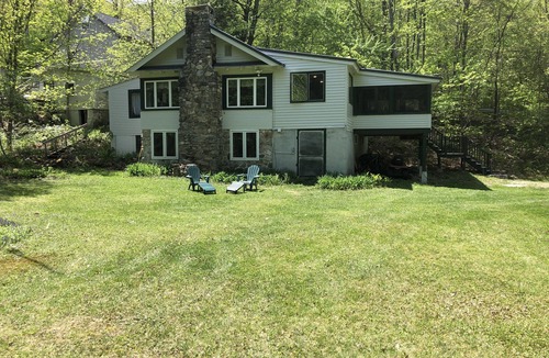 Newbury House | 5 min to Mt. Sunapee/Short walk to Newbury Harbor & Beach/Large Backyard