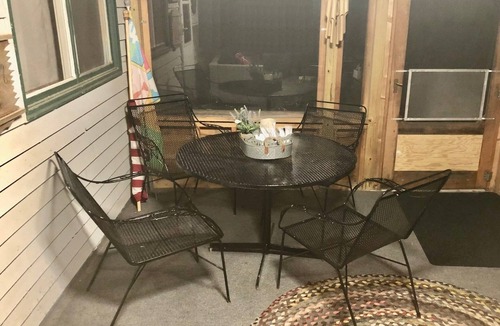Newbury House | 5 min to Mt. Sunapee/Short walk to Newbury Harbor & Beach/Large Backyard