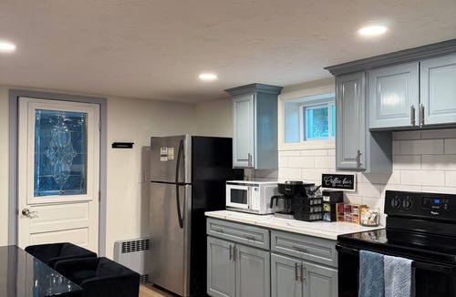 Montville House | 5 Min Walk to Mohegan Sun 4 Queens Sleeps 8