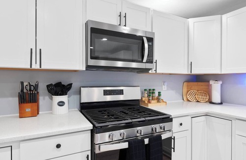 Westerville House | 5 Roku TVs | Garage | King | Fast Wifi | Hoover