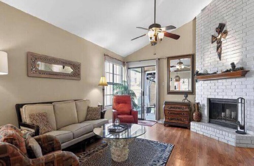 Grapevine House | 5 star Super Host, 3-bedroom, one story, Hottub Grapevine, Lake Access