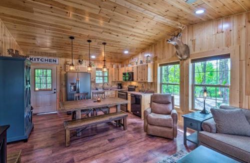 Lindseyville House | 50-Acre Farm w/Fishing Pond! Cabin in Brownsville