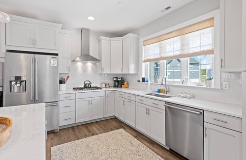 Frankford House | 5BR Beauty Near Bethany-Community Pool; Linens