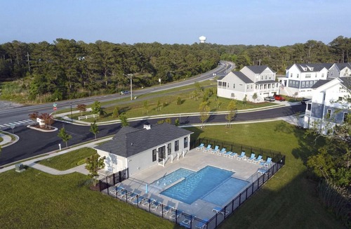Frankford House | 5BR Beauty Near Bethany-Community Pool; Linens