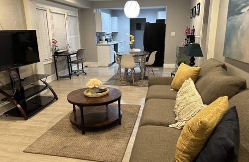 Independence House | 5Min to Stadiums - King Bed - W/D -Spacious