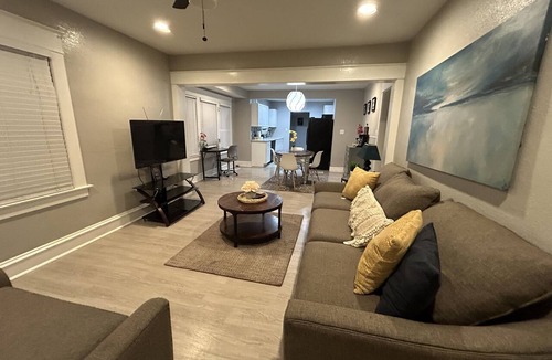 Independence House | 5Min to Stadiums - King Bed - W/D -Spacious