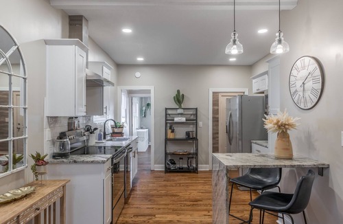 Columbus Park House | 6 KING Beds + Walk to Streetcar + Balcony