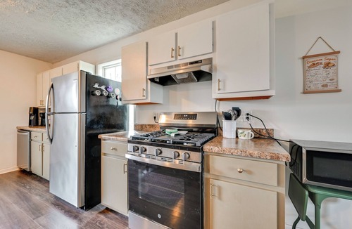 Cave City Cottage | 6 Mi to Mammoth Cave! Mtn-view Home w/Fire Pit