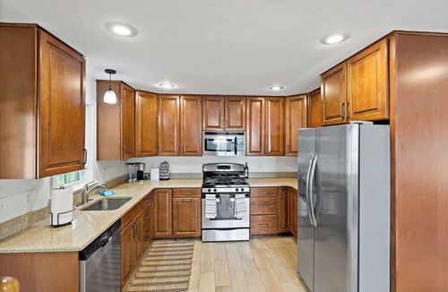 Lake Barcroft Bed & Breakfast | 6449 Maplewood · Cheerful | 5 bedroom | Free Park | Center | Sunny