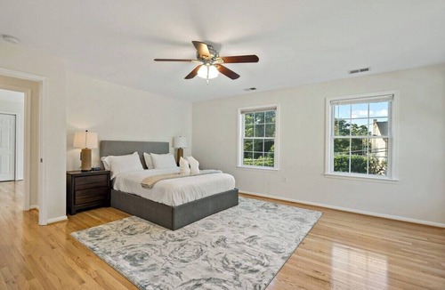 Lake Barcroft Bed & Breakfast | 6449 Maplewood · Cheerful | 5 bedroom | Free Park | Center | Sunny