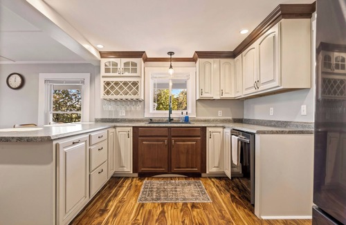 Greenville House | 6BR Downtown, Lake View, Games, Fire Pit & Grill, 3 King Beds, Dog Friendly
