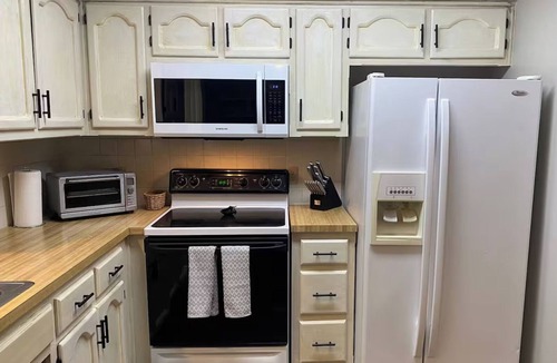 Liberty House | 6BR Group Stay Near KC World Cup & Arrowhead