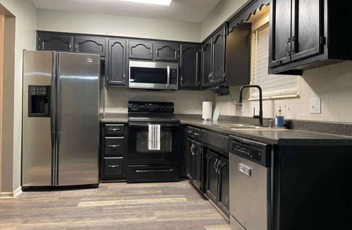 Liberty House | 6BR Group Stay Near KC World Cup & Arrowhead