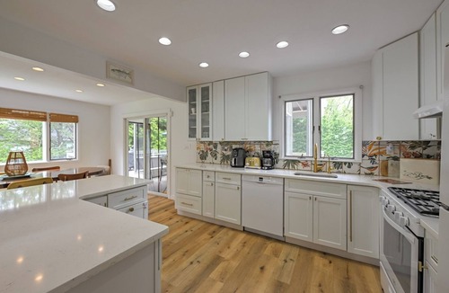 Southold House | 6BR, Pool, walk to beach, minutes to vineyards, town - WEEKLY DISCOUNT 8/24-8/31