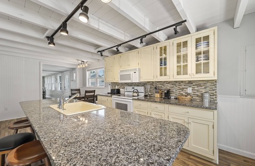 Wells House | 7-bedroom home that sleeps 14. 5-minute walk to Moody Beach