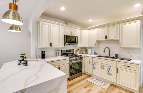 East Los Angeles Apartment | 7 Mi to Dtwn! Modern Retreat in East Los Angeles