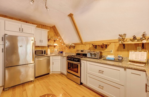 Eidelweiss Village Cottage | 7 Mi to Ski Slopes! Cozy Madison Cabin w/Fire Pit