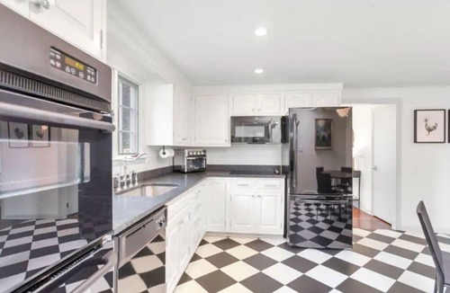 Madison House | 7 Min Walk from Water: Cheerful 4 Bedroom Home