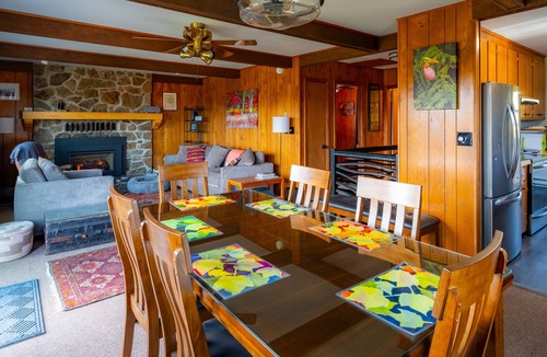 Davis House | 77 in Canaan. Big views. Starry skies. Cozy comfort. Dogs, EV, WFH welcome.