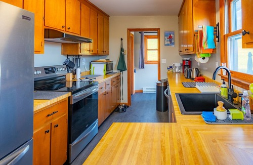 Davis House | 77 in Canaan. Big views. Starry skies. Cozy comfort. Dogs, EV, WFH welcome.