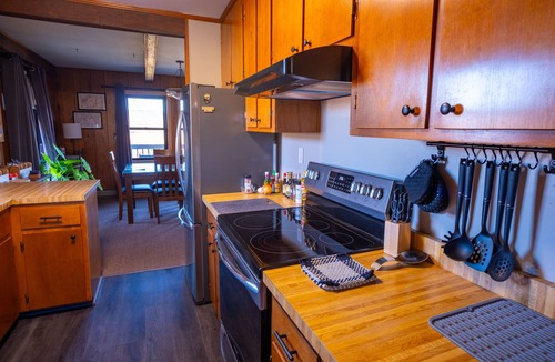 Davis House | 77 in Canaan. Big views. Starry skies. Cozy comfort. Dogs, EV, WFH welcome.