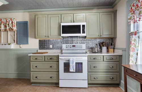 Jefferson House | 7PH Sunny Farmhouse Retreat, AC, Game Room, Dog Friendly