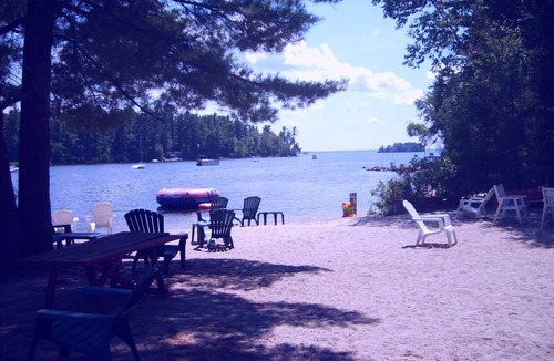 South Casco Cottage | ⁷Tranquil Sandy beach, launch, dock, lawn games and firepit.