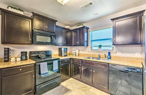 Little Rock Cottage | 8 Mi to Downtown Little Rock: Home w/Fenced Yard