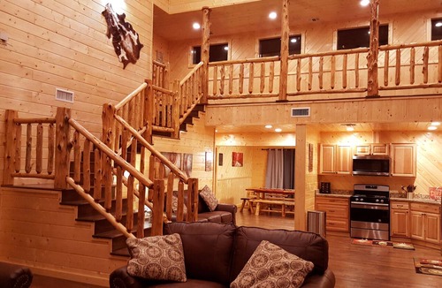 Broken Bow Cabin | 8BR Luxury Cabin,Hot Tub,Fishing Lake -Anandville