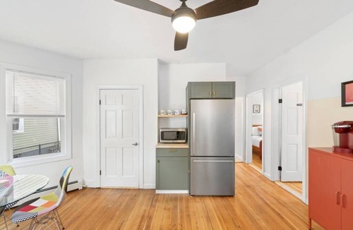 Providence Apartment | ★9-Bedrooms★ Modern & Stylish Stay for Big Grps!