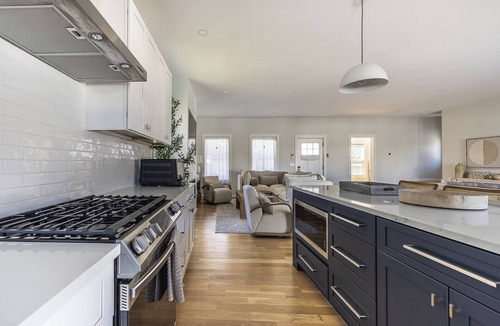 Devon House | 90-Sec Walk to Beach - Walnut Beach Luxury House